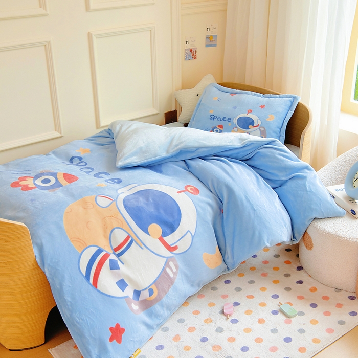 91家纺网 家纺一手货源 找家纺 梵赫 2025新款加厚240克牛奶绒数码印花原创大版卡通幼儿园套件幼儿园三件套 探索宇宙