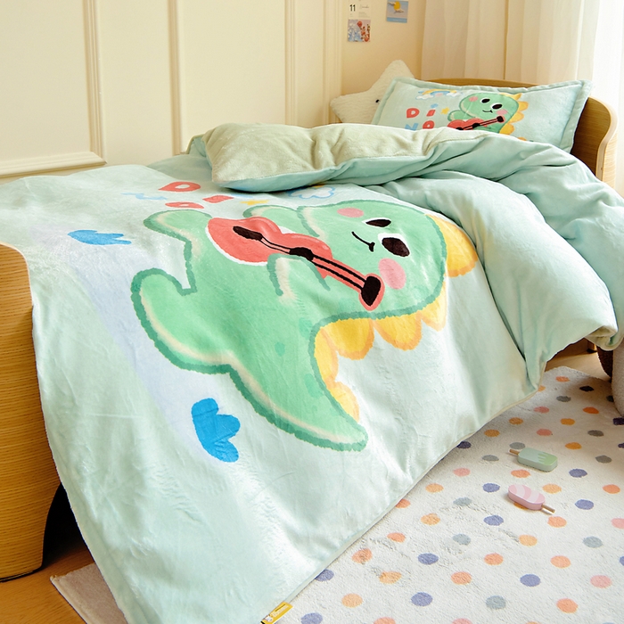 91家纺网 家纺一手货源 找家纺 梵赫 2025新款加厚240克牛奶绒数码印花原创大版卡通幼儿园套件幼儿园三件套 吉他恐龙