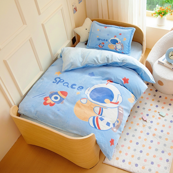 91家纺网 家纺一手货源 找家纺 梵赫 2025新款加厚240克牛奶绒数码印花原创大版卡通幼儿园套件幼儿园三件套 探索宇宙