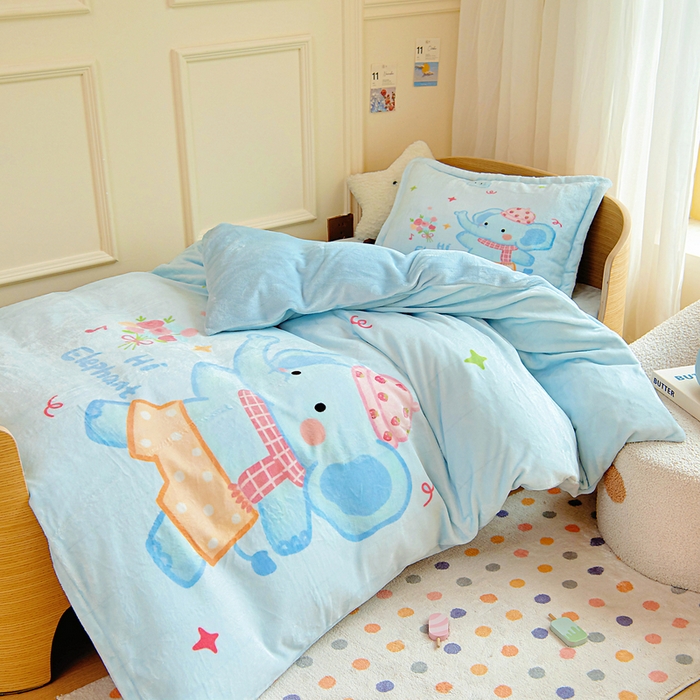 91家纺网 家纺一手货源 找家纺 梵赫 2025新款加厚240克牛奶绒数码印花原创大版卡通幼儿园套件幼儿园三件套 小象贝贝