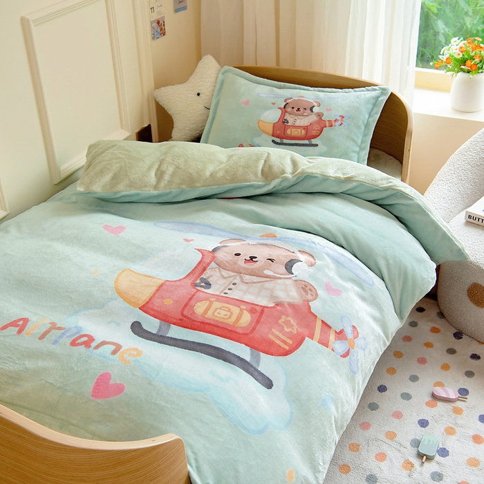 91家纺网 家纺一手货源 找家纺 梵赫 2025新款加厚240克牛奶绒数码印花原创大版卡通幼儿园套件幼儿园三件套 飞行员小熊