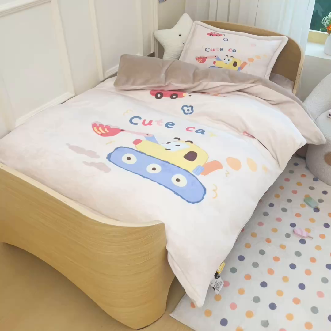 91家纺网 家纺一手货源 找家纺 梵赫 2025新款加厚240克牛奶绒数码印花原创大版卡通幼儿园套件幼儿园三件套 可爱挖土机