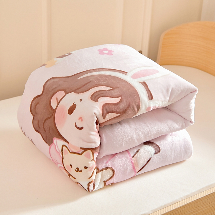 91家纺网 家纺一手货源 找家纺 梵赫 2025新款加厚240克牛奶绒数码印花原创大版卡通幼儿园套件幼儿园三件套 可爱小女孩