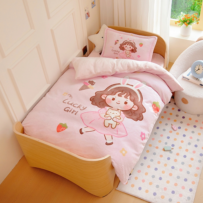 91家纺网 家纺一手货源 找家纺 梵赫 2025新款加厚240克牛奶绒数码印花原创大版卡通幼儿园套件幼儿园三件套 可爱小女孩