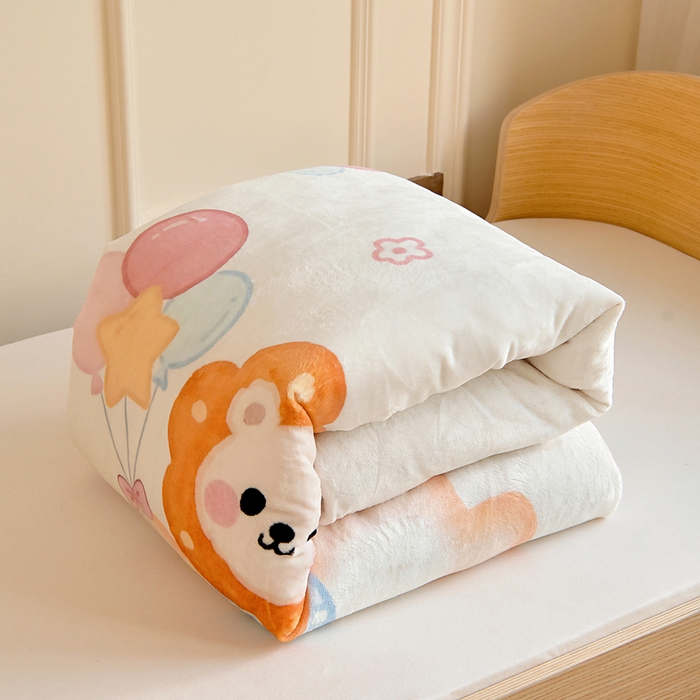 91家纺网 家纺一手货源 找家纺 梵赫 2025新款加厚240克牛奶绒数码印花原创大版卡通幼儿园套件幼儿园三件套 开心小狮子