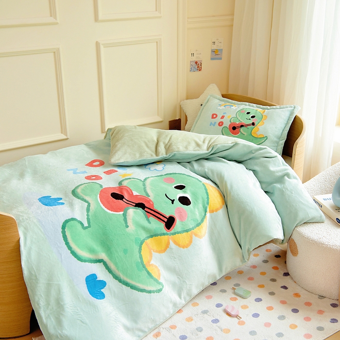 91家纺网 家纺一手货源 找家纺 梵赫 2025新款加厚240克牛奶绒数码印花原创大版卡通幼儿园套件幼儿园三件套 吉他恐龙