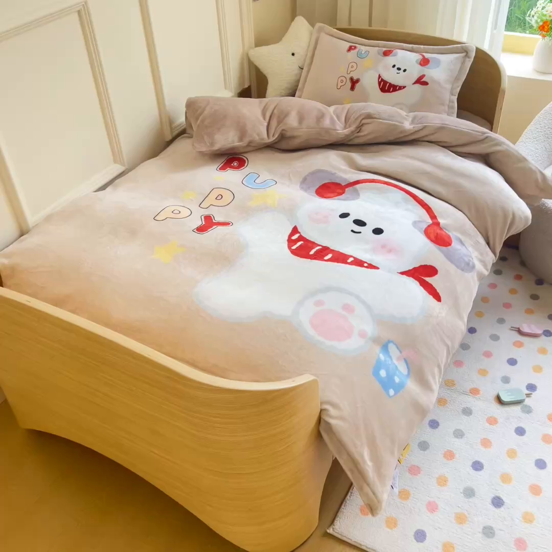 91家纺网 家纺一手货源 找家纺 梵赫 2025新款加厚240克牛奶绒数码印花原创大版卡通幼儿园套件幼儿园三件套 音乐小狗