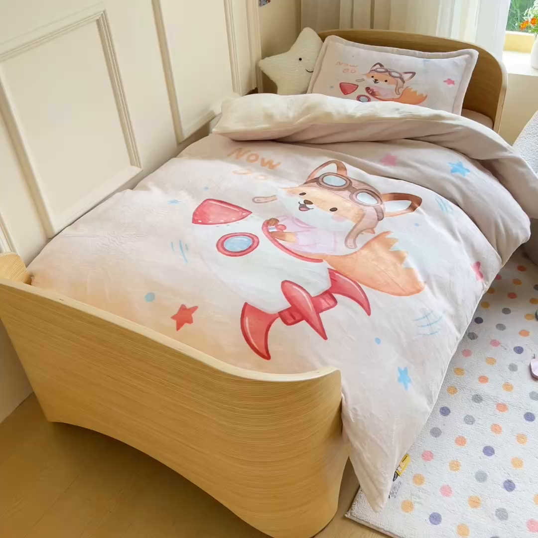 91家纺网 家纺一手货源 找家纺 梵赫 2025新款加厚240克牛奶绒数码印花原创大版卡通幼儿园套件幼儿园三件套 小狐狸去探险