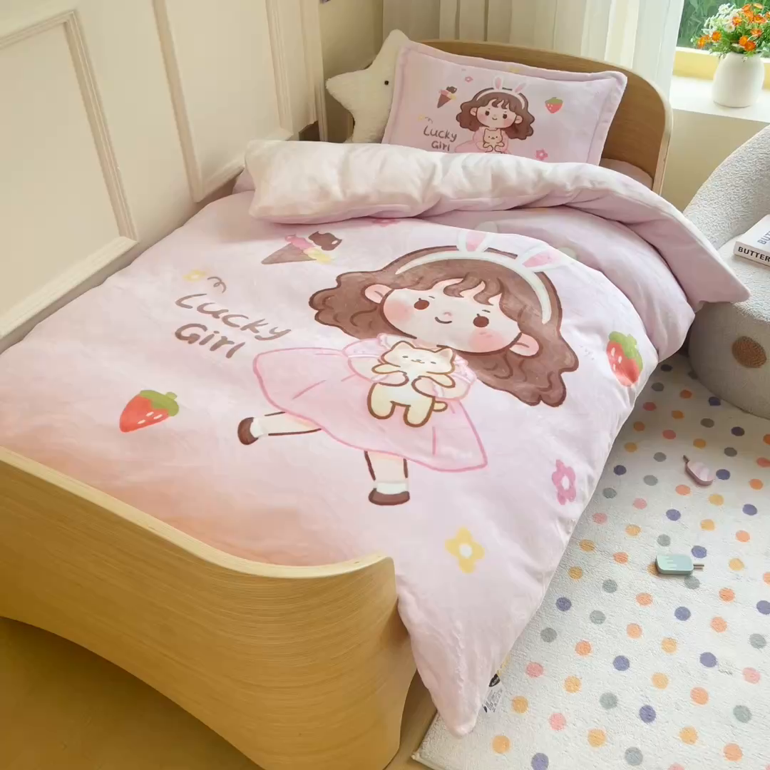 91家纺网 家纺一手货源 找家纺 梵赫 2025新款加厚240克牛奶绒数码印花原创大版卡通幼儿园套件幼儿园三件套 可爱小女孩