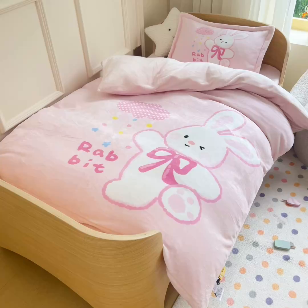 91家纺网 家纺一手货源 找家纺 梵赫 2025新款加厚240克牛奶绒数码印花原创大版卡通幼儿园套件幼儿园三件套 可爱大耳兔