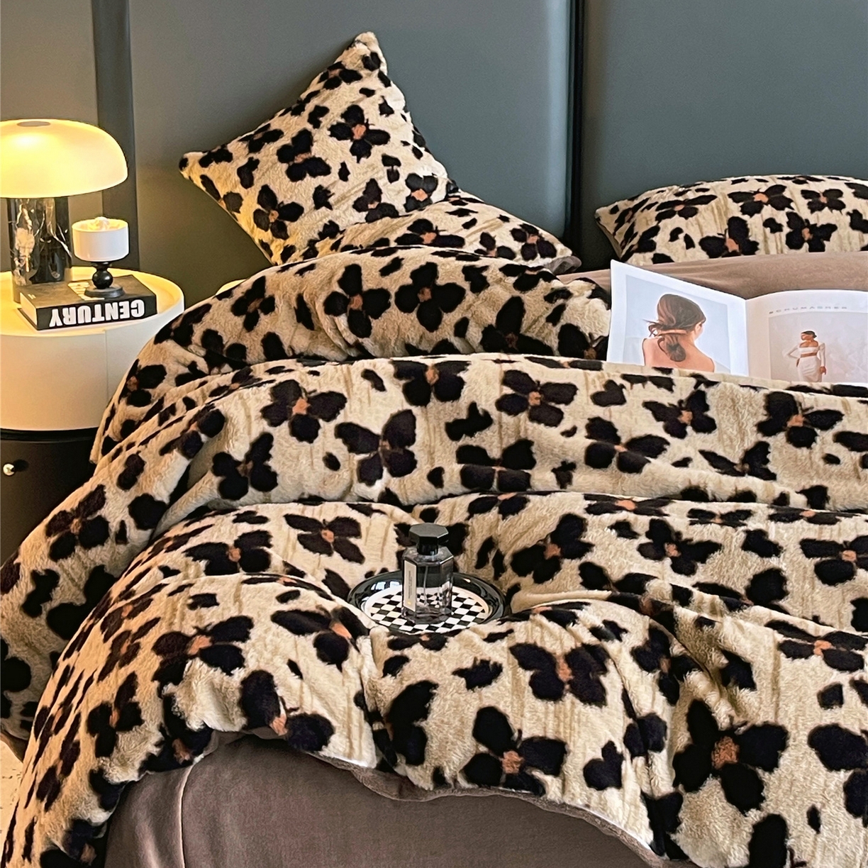 91家纺网 家纺一手货源 找家纺 佰亿莱 2026新款印花兔毛绒双面锁温暖绒四件套 凤蝶-咖