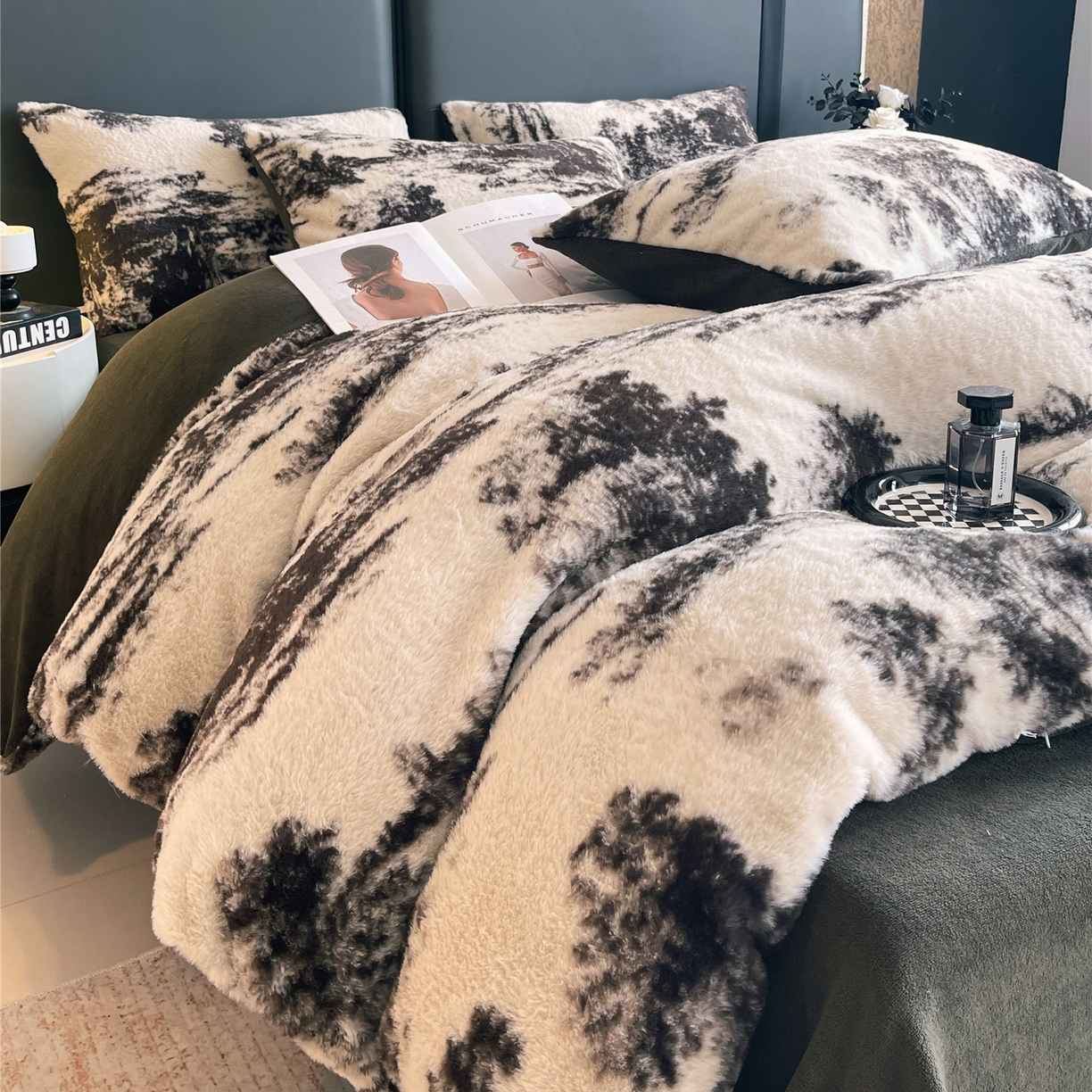 91家纺网 家纺一手货源 找家纺 佰亿莱 2026新款印花兔毛绒双面锁温暖绒四件套 墨栖-白