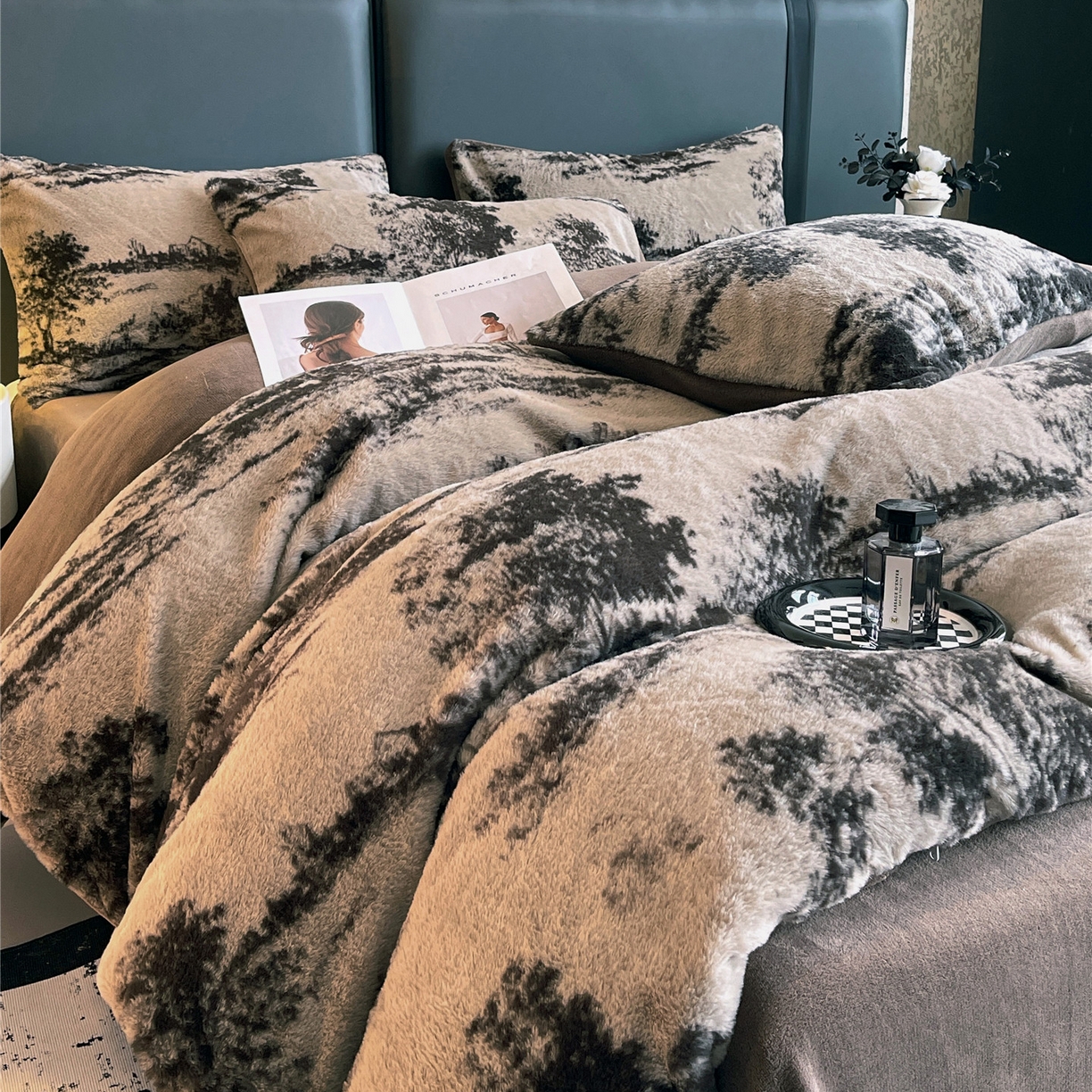 91家纺网 家纺一手货源 找家纺 佰亿莱 2026新款印花兔毛绒双面锁温暖绒四件套 墨栖-咖