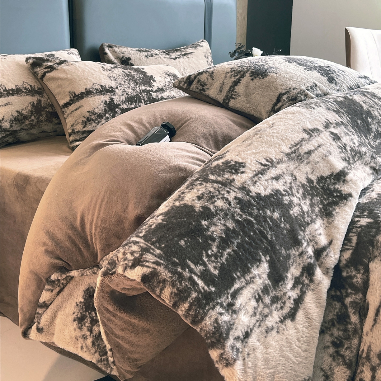 91家纺网 家纺一手货源 找家纺 佰亿莱 2026新款印花兔毛绒双面锁温暖绒四件套 墨栖-咖