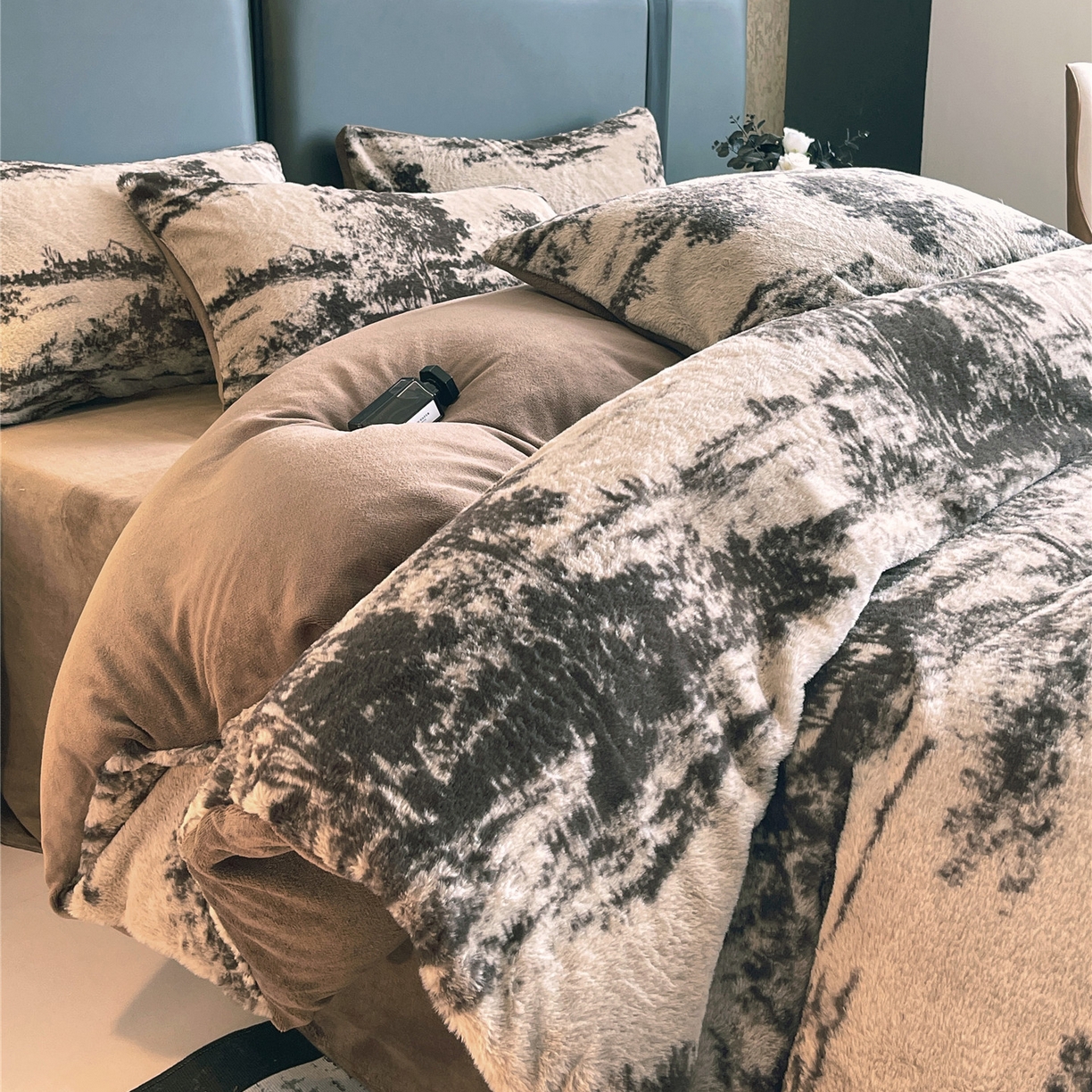 91家纺网 家纺一手货源 找家纺 佰亿莱 2026新款印花兔毛绒双面锁温暖绒四件套 墨栖-咖