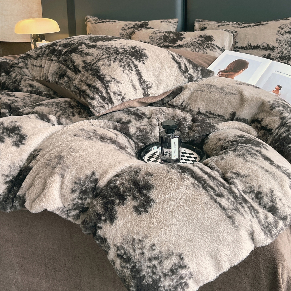 91家纺网 家纺一手货源 找家纺 佰亿莱 2026新款印花兔毛绒双面锁温暖绒四件套 墨栖-咖