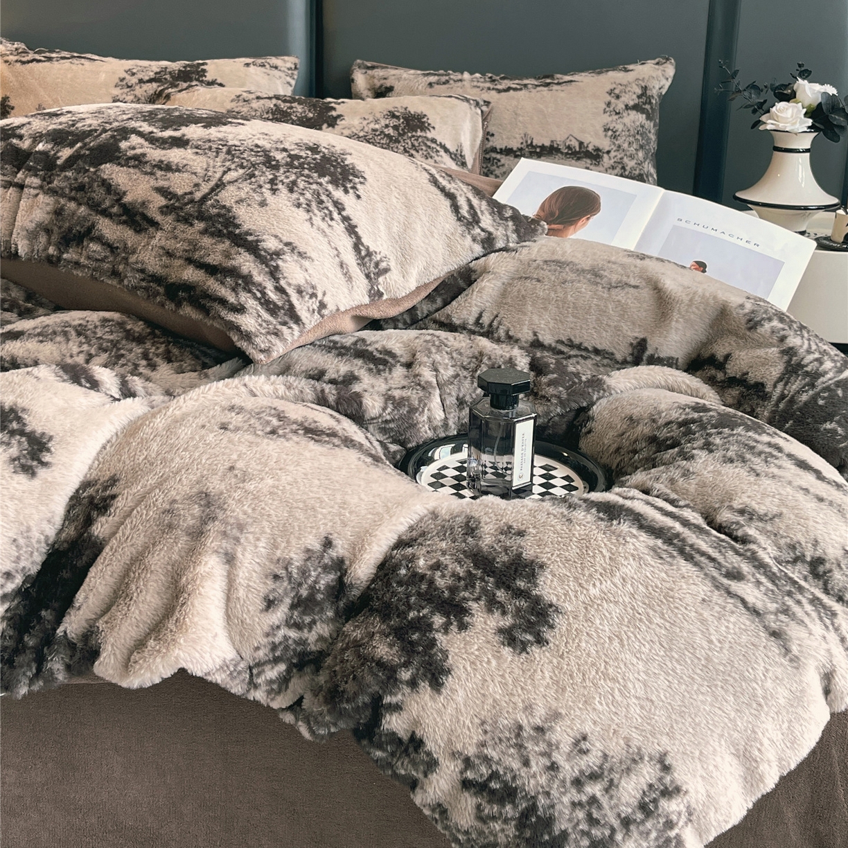 91家纺网 家纺一手货源 找家纺 佰亿莱 2026新款印花兔毛绒双面锁温暖绒四件套 墨栖-咖