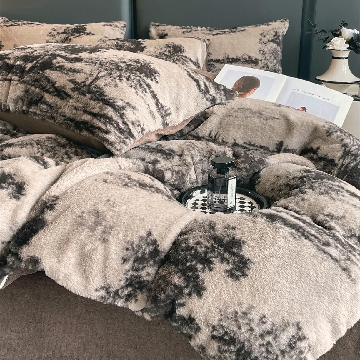 91家纺网 家纺一手货源 找家纺 佰亿莱 2026新款印花兔毛绒双面锁温暖绒四件套 墨栖-咖