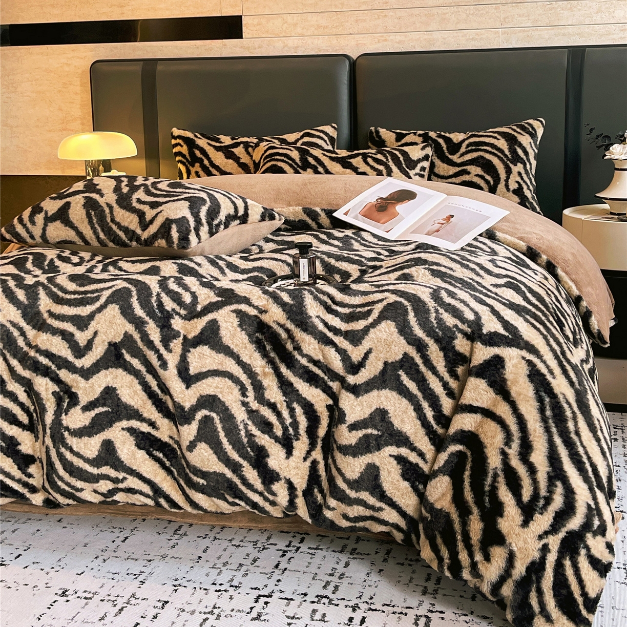 91家纺网 家纺一手货源 找家纺 佰亿莱 2026新款印花兔毛绒双面锁温暖绒四件套 条纹咖