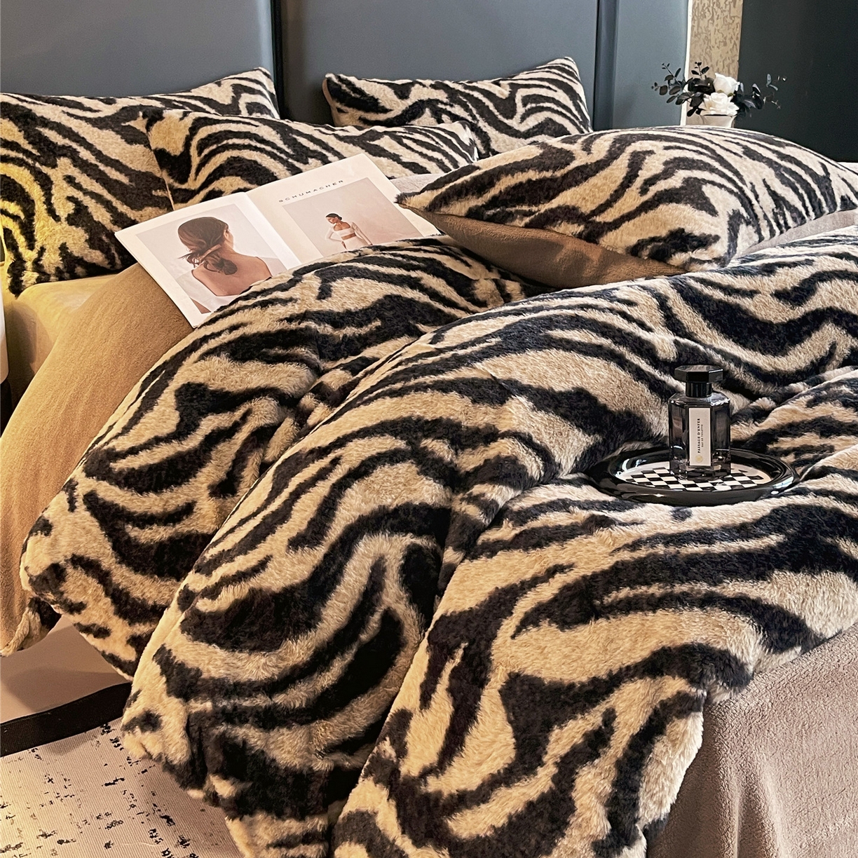 91家纺网 家纺一手货源 找家纺 佰亿莱 2026新款印花兔毛绒双面锁温暖绒四件套 条纹咖