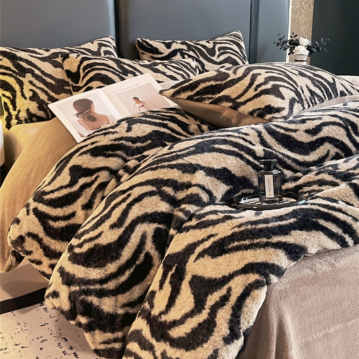 91家纺网 家纺一手货源 找家纺 佰亿莱 2026新款印花兔毛绒双面锁温暖绒四件套 条纹咖