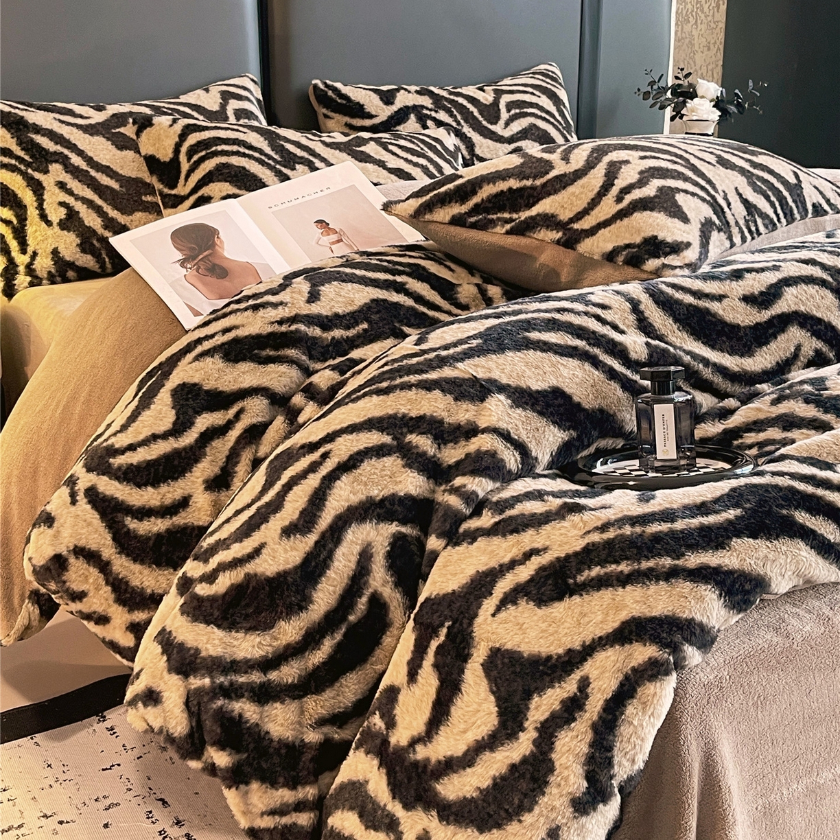 91家纺网 家纺一手货源 找家纺 佰亿莱 2026新款印花兔毛绒双面锁温暖绒四件套 条纹咖