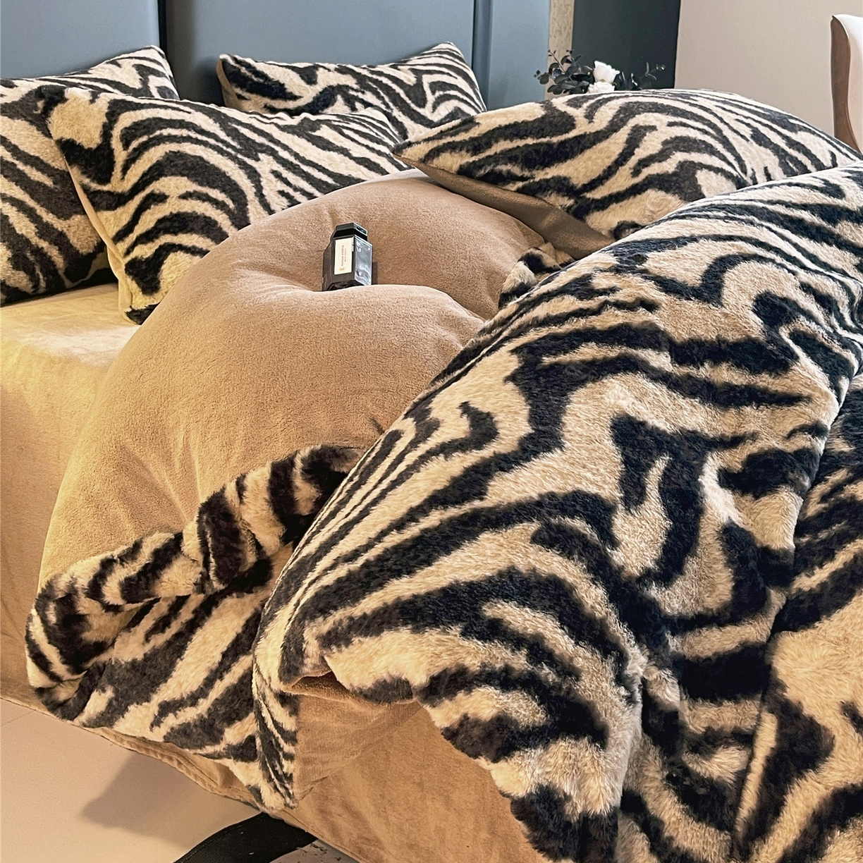 91家纺网 家纺一手货源 找家纺 佰亿莱 2026新款印花兔毛绒双面锁温暖绒四件套 条纹咖