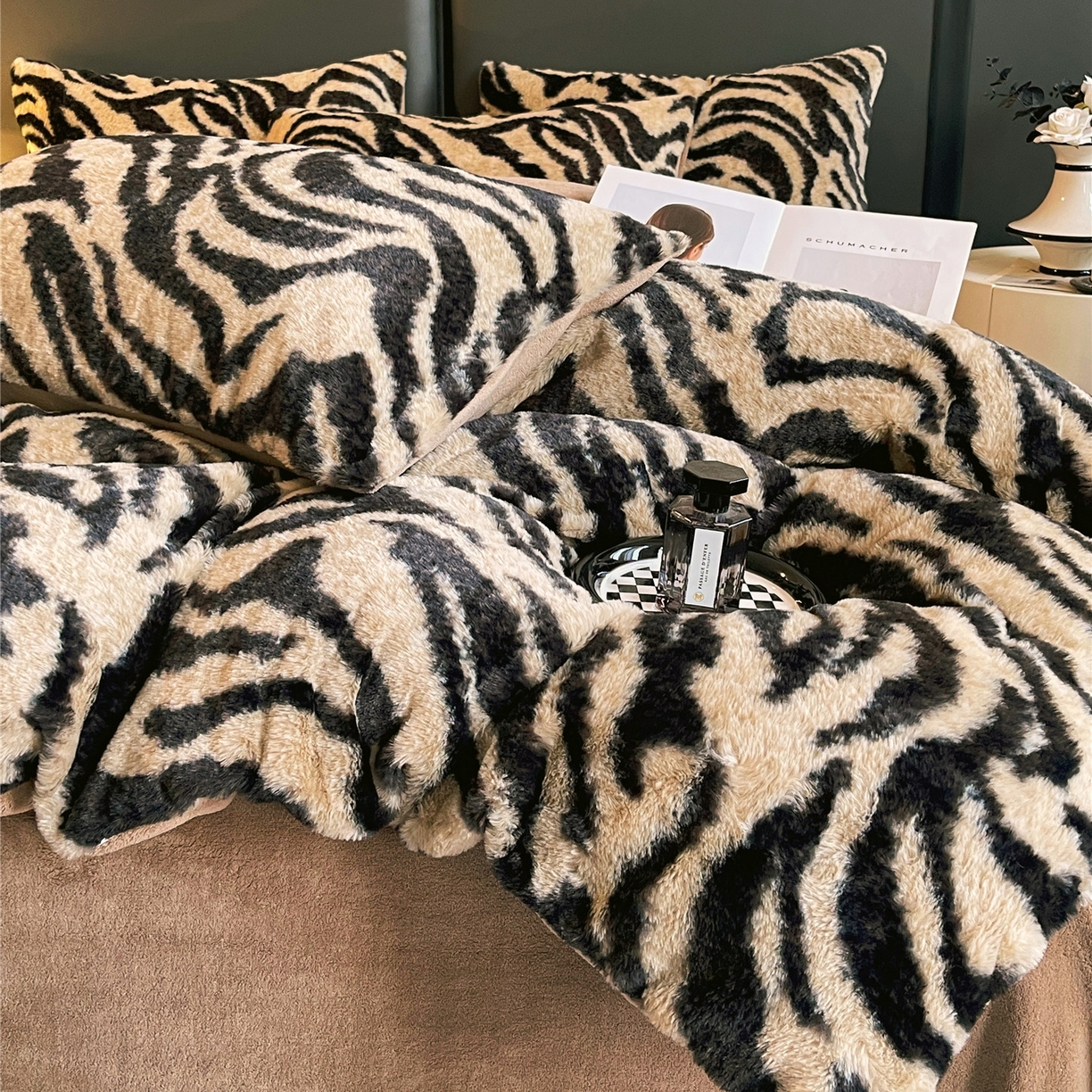 91家纺网 家纺一手货源 找家纺 佰亿莱 2026新款印花兔毛绒双面锁温暖绒四件套 条纹咖