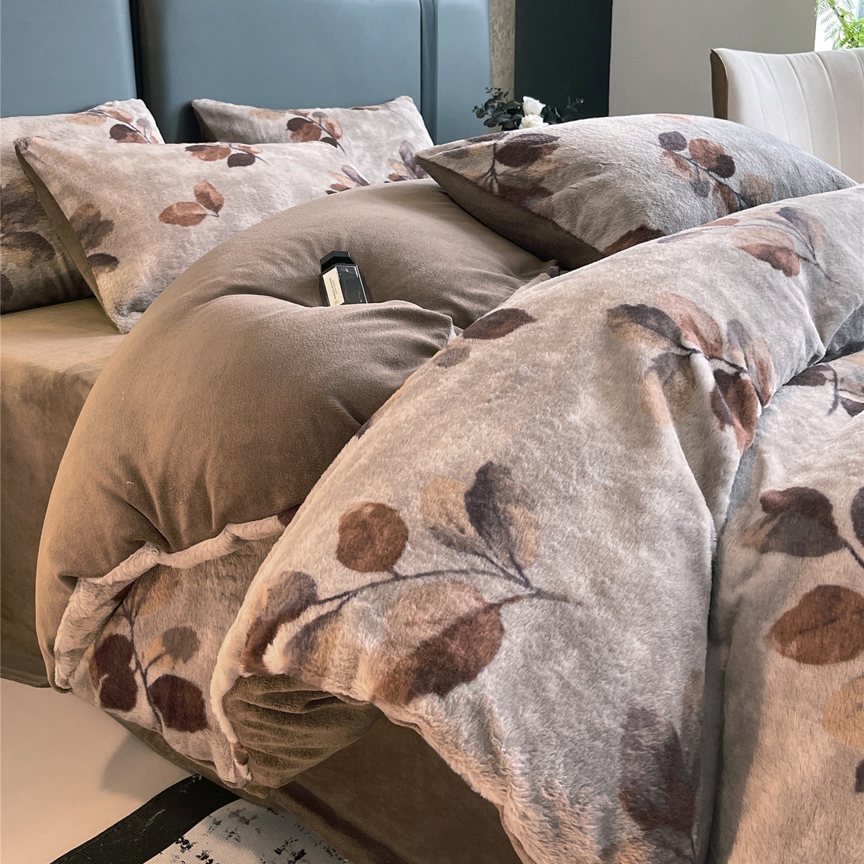 91家纺网 家纺一手货源 找家纺 佰亿莱 2026新款印花兔毛绒双面锁温暖绒四件套 云杉-灰