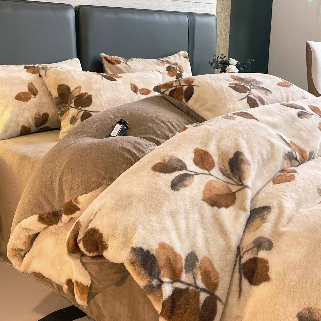 91家纺网 家纺一手货源 找家纺 佰亿莱 2026新款印花兔毛绒双面锁温暖绒四件套 云杉-咖