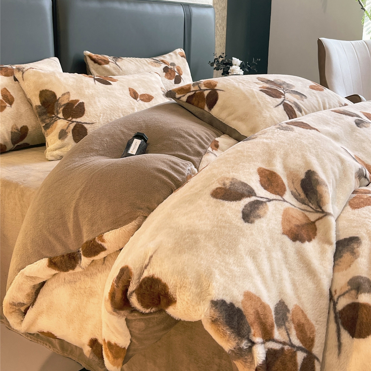 91家纺网 家纺一手货源 找家纺 佰亿莱 2026新款印花兔毛绒双面锁温暖绒四件套 云杉-咖