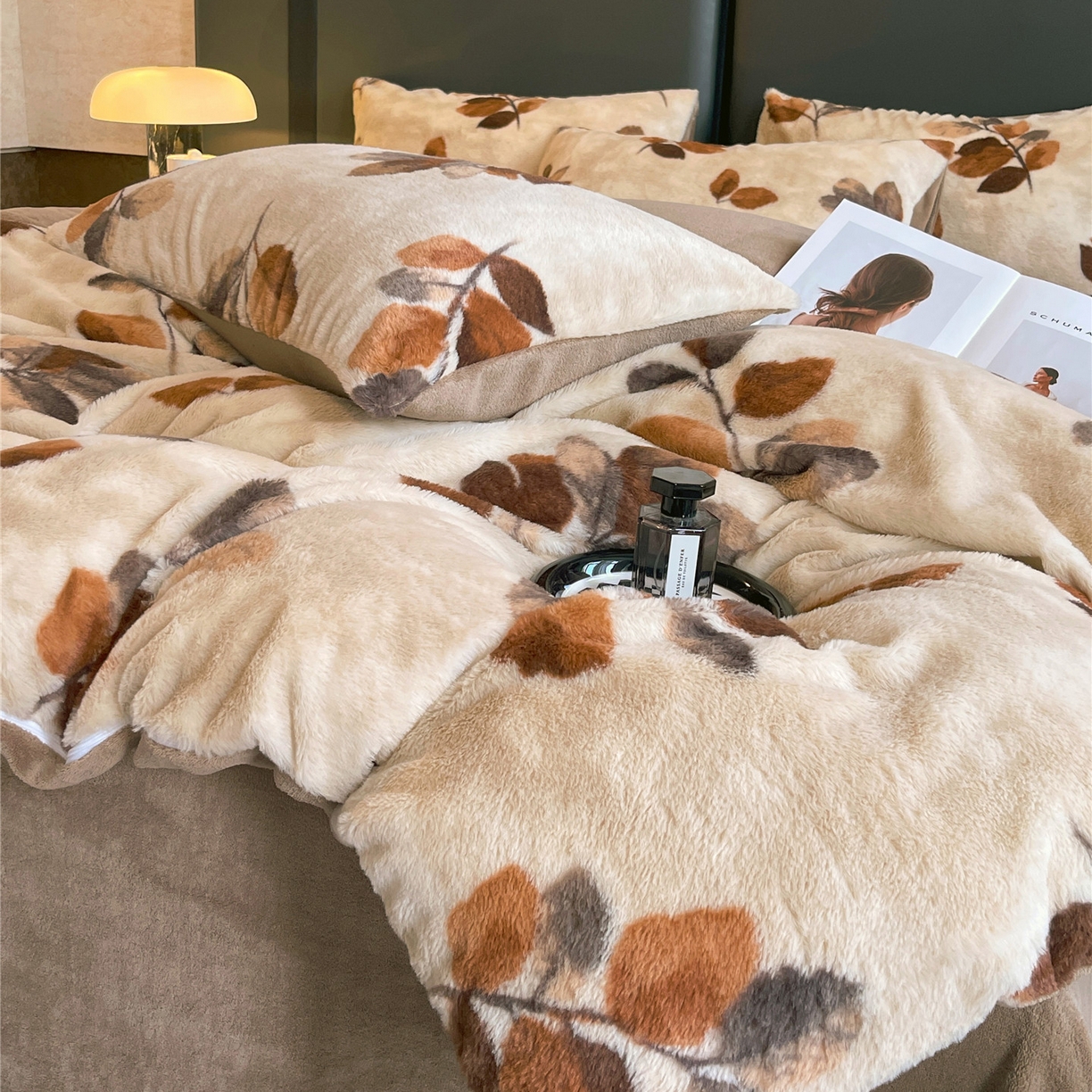 91家纺网 家纺一手货源 找家纺 佰亿莱 2026新款印花兔毛绒双面锁温暖绒四件套 云杉-咖