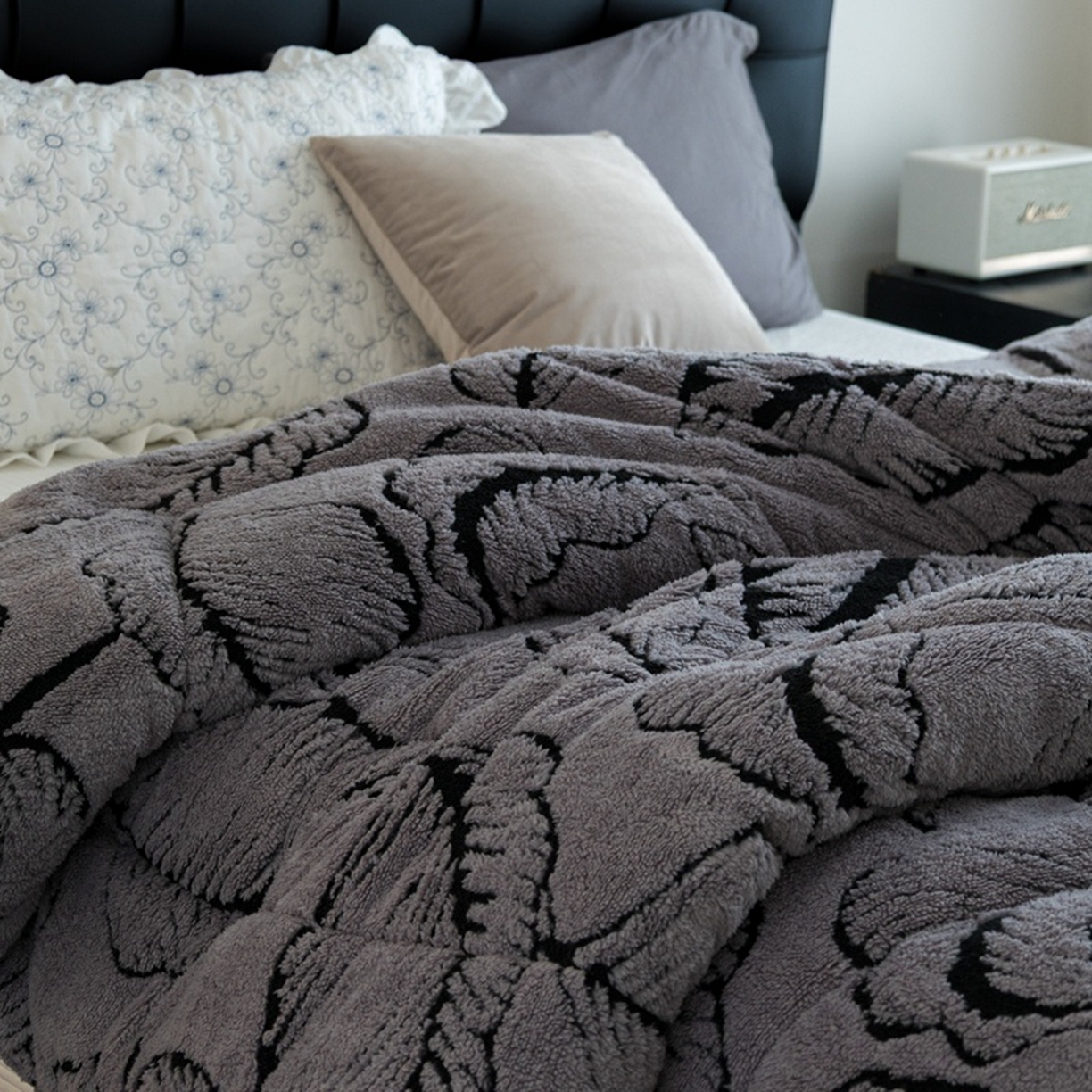 91家纺网 家纺一手货源 找家纺 申龙家纺 2025新款塔芙绒阳离子冬被 繁叶-灰