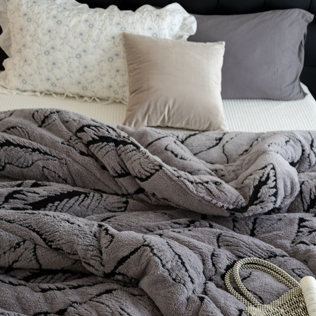 91家纺网 家纺一手货源 找家纺 申龙家纺 2025新款塔芙绒阳离子冬被 繁叶-灰