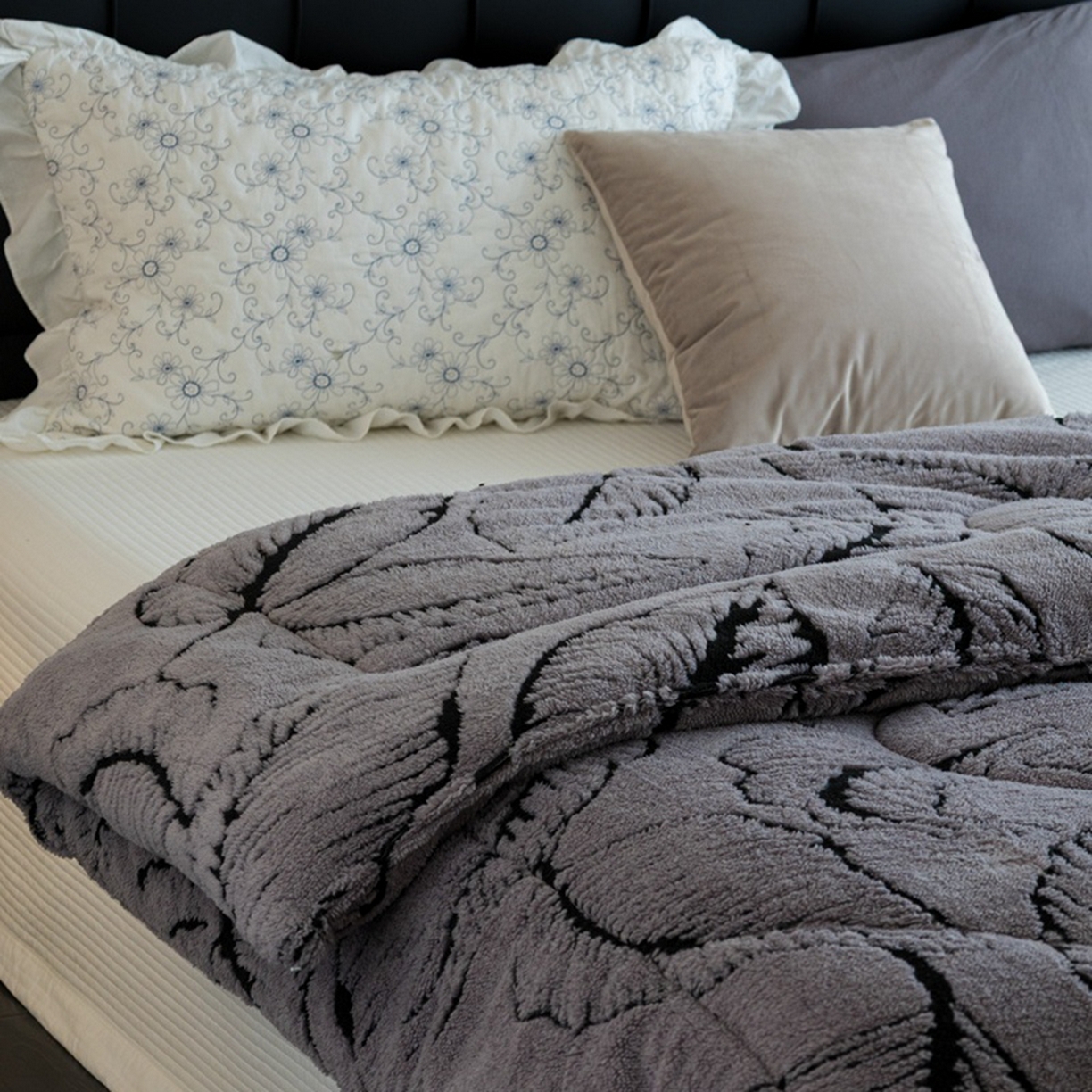 91家纺网 家纺一手货源 找家纺 申龙家纺 2025新款塔芙绒阳离子冬被 繁叶-灰