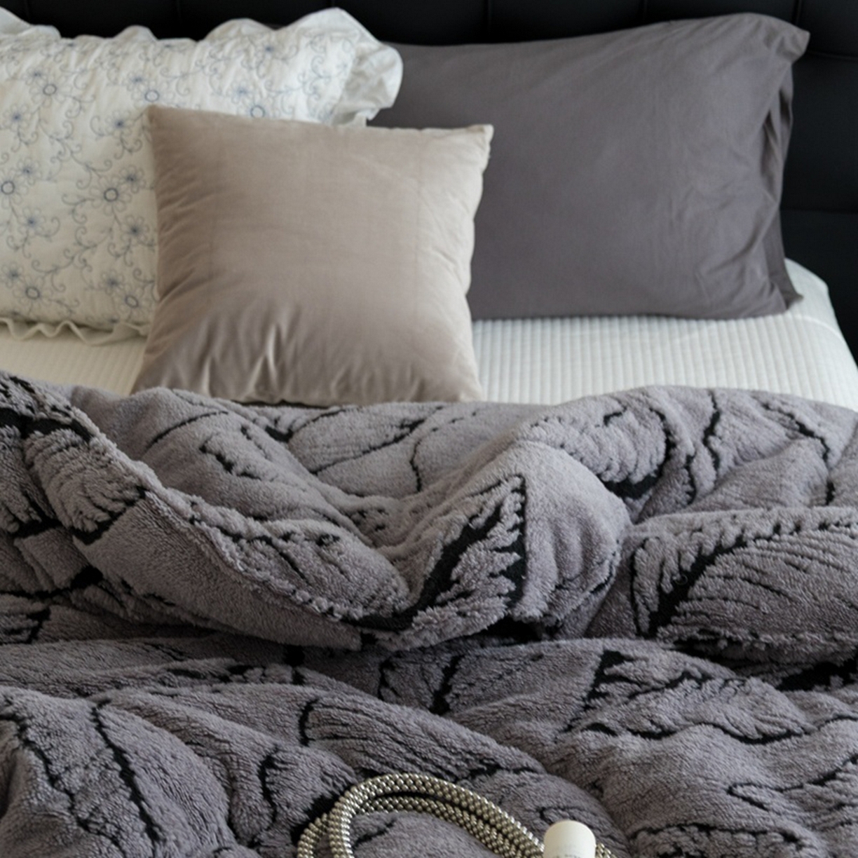 91家纺网 家纺一手货源 找家纺 申龙家纺 2025新款塔芙绒阳离子冬被 繁叶-灰