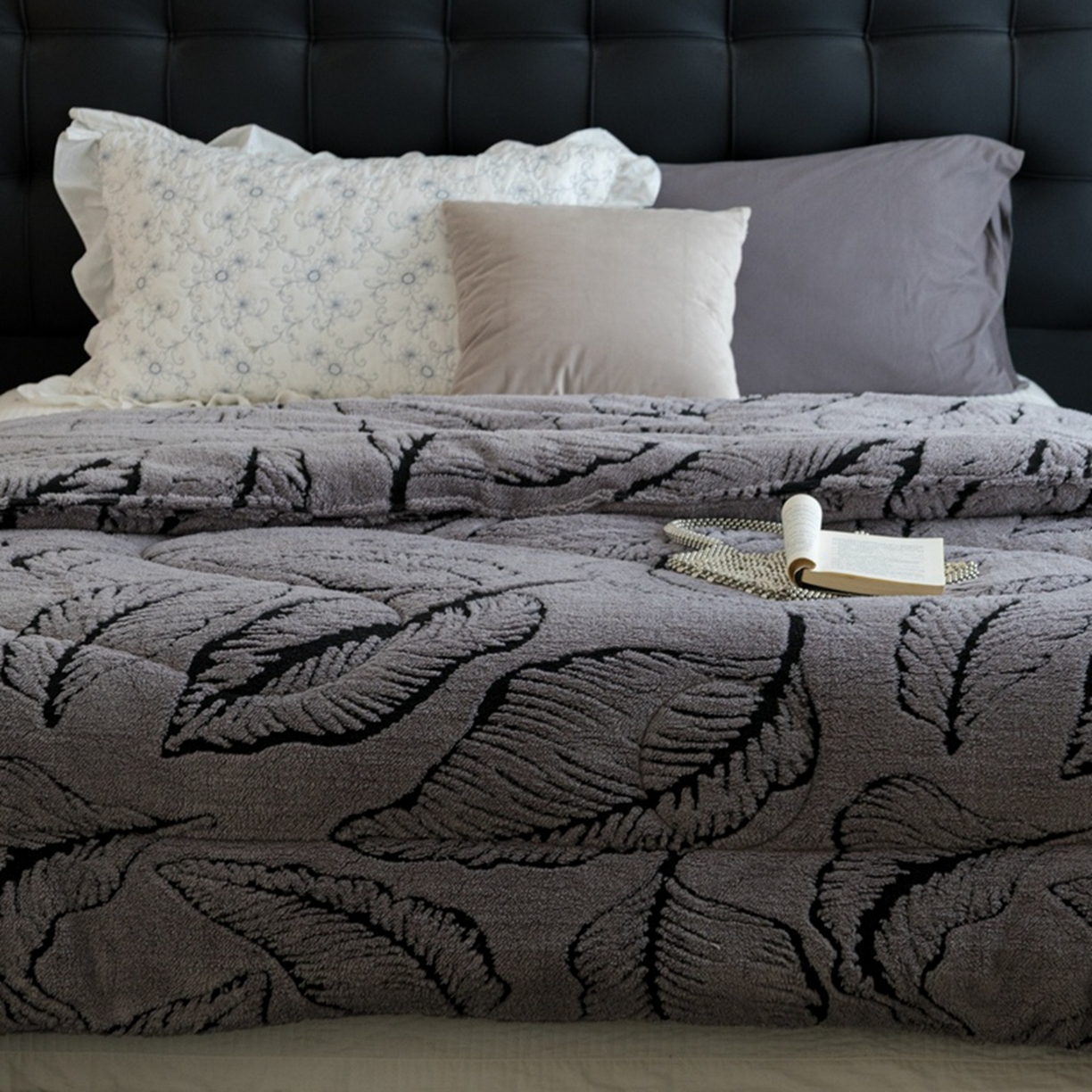 91家纺网 家纺一手货源 找家纺 申龙家纺 2025新款塔芙绒阳离子冬被 繁叶-灰