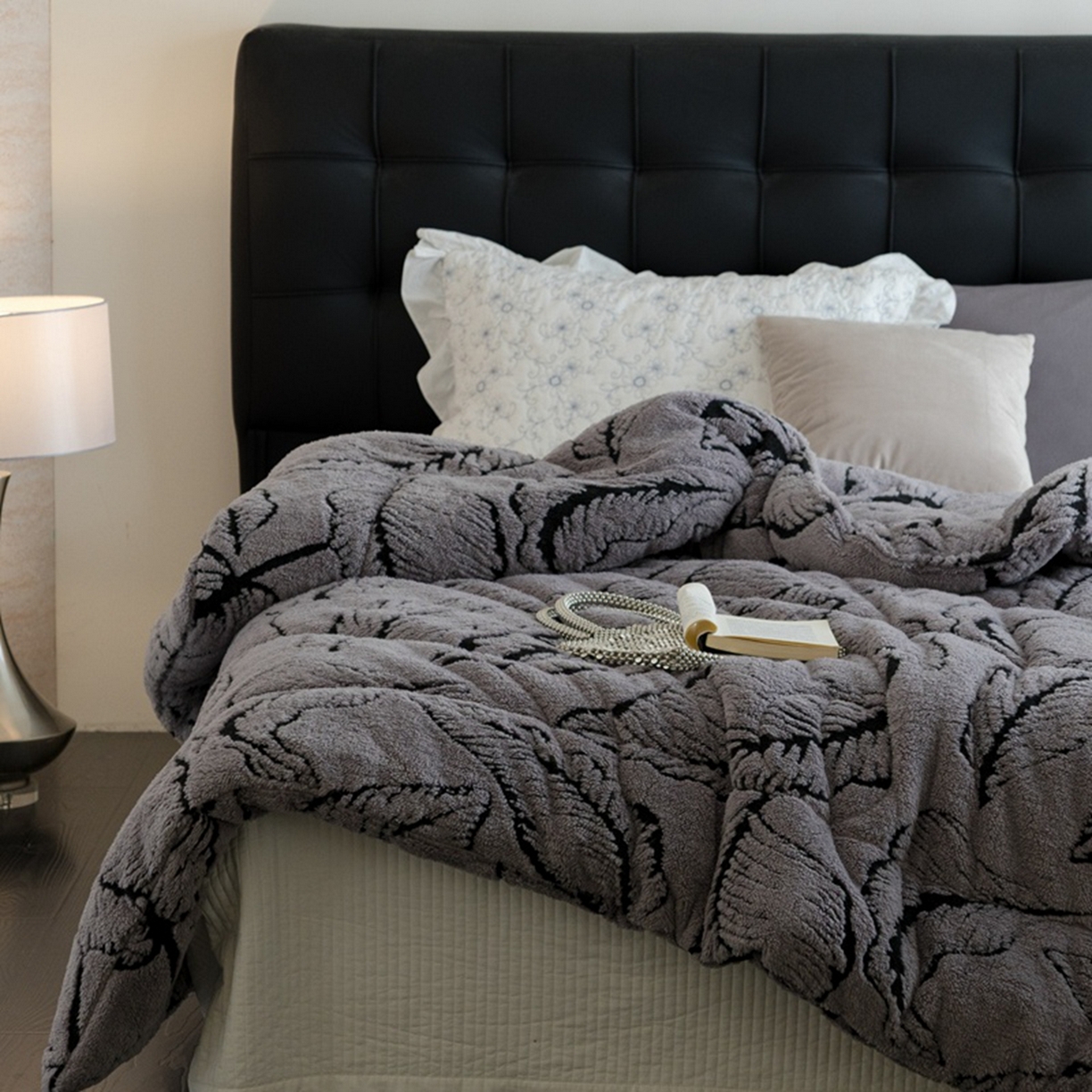 91家纺网 家纺一手货源 找家纺 申龙家纺 2025新款塔芙绒阳离子冬被 繁叶-灰