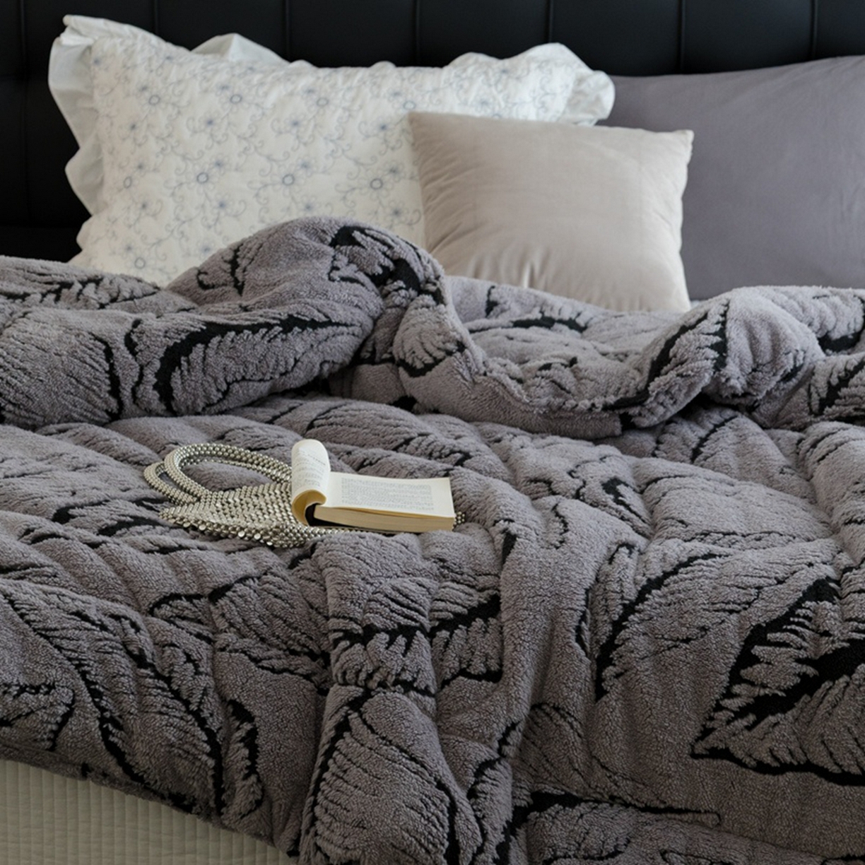 91家纺网 家纺一手货源 找家纺 申龙家纺 2025新款塔芙绒阳离子冬被 繁叶-灰