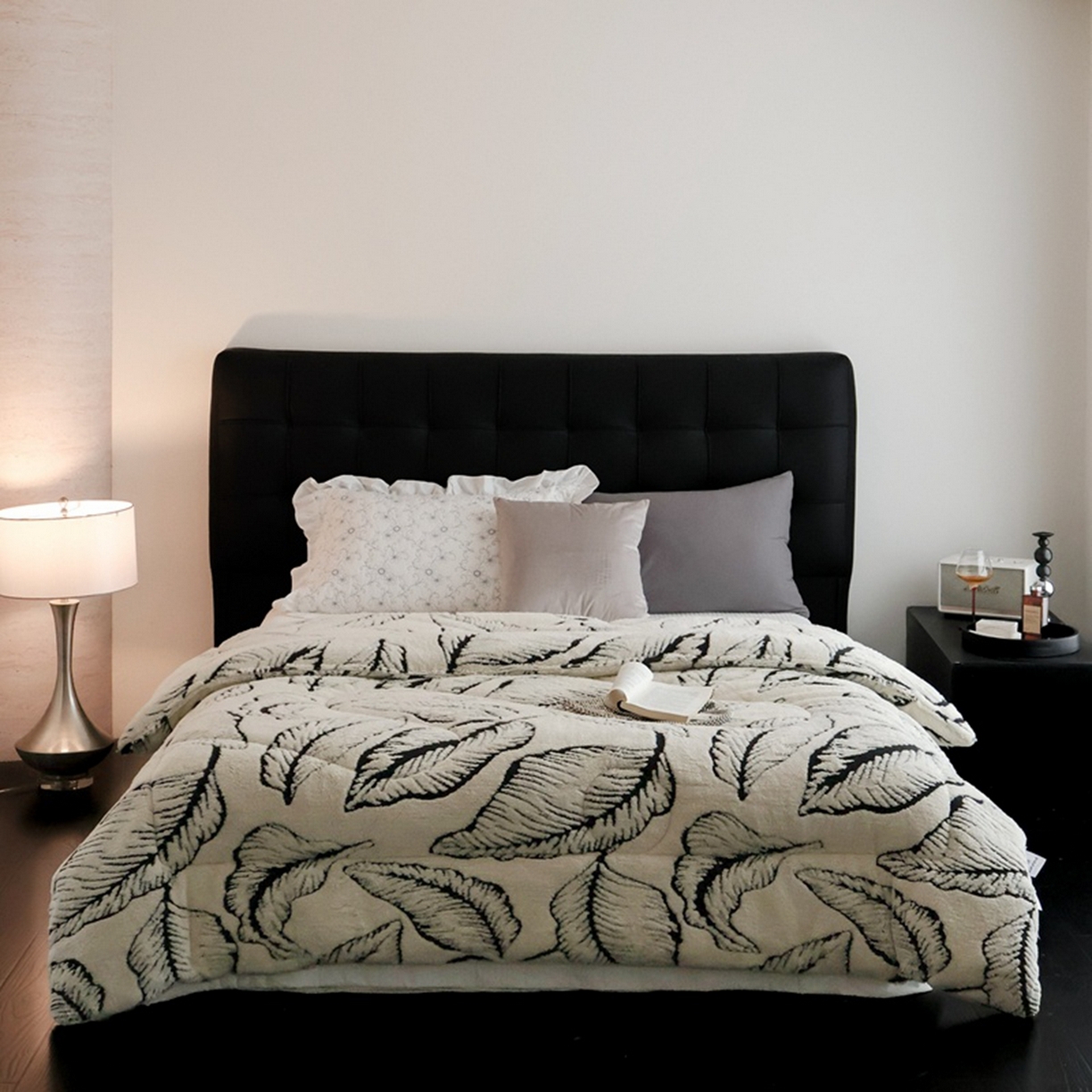 91家纺网 家纺一手货源 找家纺 申龙家纺 2025新款塔芙绒阳离子冬被 繁叶-白