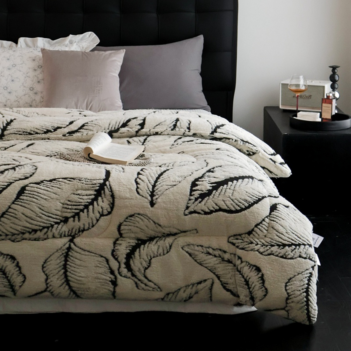 91家纺网 家纺一手货源 找家纺 申龙家纺 2025新款塔芙绒阳离子冬被 繁叶-白