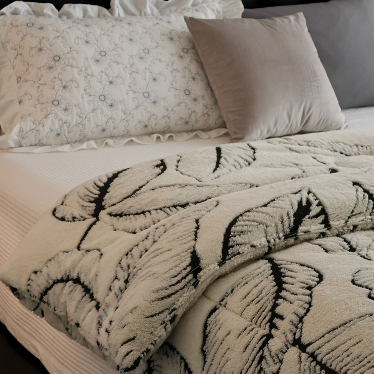 91家纺网 家纺一手货源 找家纺 申龙家纺 2025新款塔芙绒阳离子冬被 繁叶-白