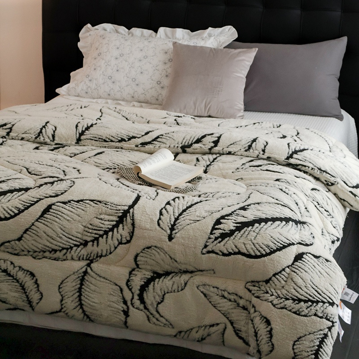 91家纺网 家纺一手货源 找家纺 申龙家纺 2025新款塔芙绒阳离子冬被 繁叶-白