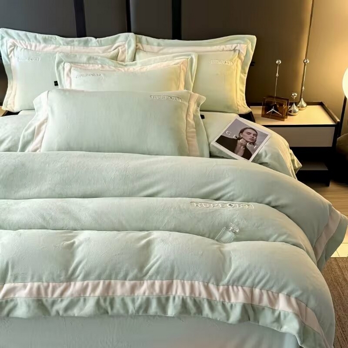 91家纺网 家纺一手货源 找家纺 淳绵家居 2025新款高克重超厚云芙绒轻奢拼色工艺款四件套 云芙绒果绿