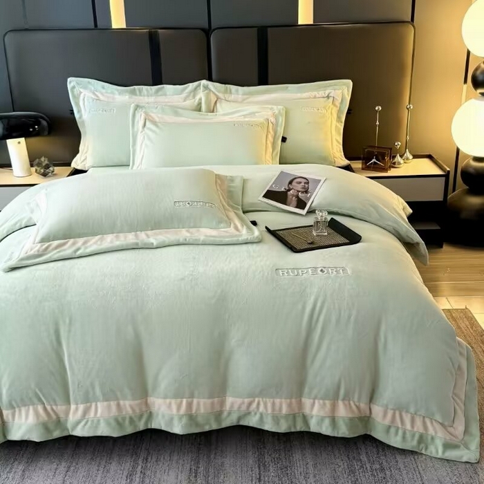 91家纺网 家纺一手货源 找家纺 淳绵家居 2025新款高克重超厚云芙绒轻奢拼色工艺款四件套 云芙绒果绿