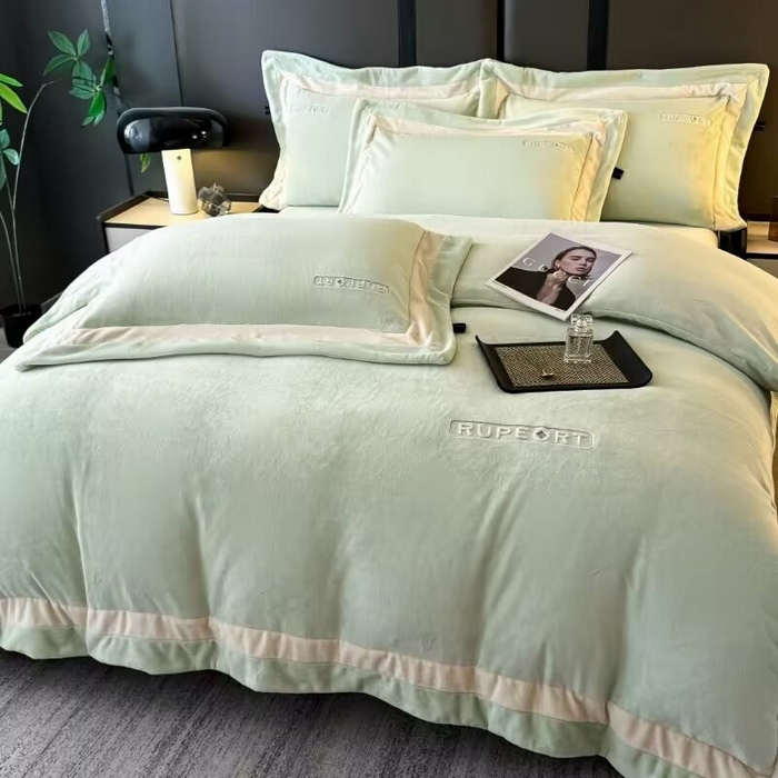 91家纺网 家纺一手货源 找家纺 淳绵家居 2025新款高克重超厚云芙绒轻奢拼色工艺款四件套 云芙绒果绿