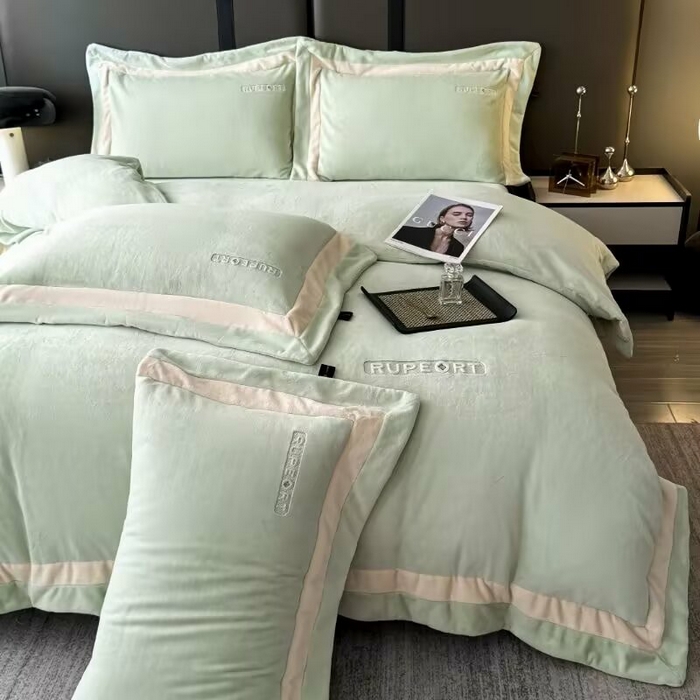 91家纺网 家纺一手货源 找家纺 淳绵家居 2025新款高克重超厚云芙绒轻奢拼色工艺款四件套 云芙绒果绿