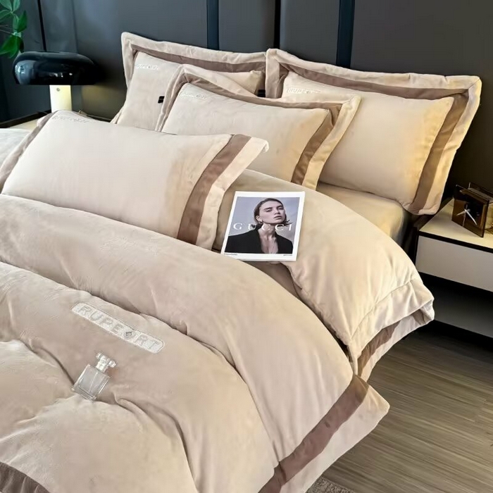 91家纺网 家纺一手货源 找家纺 淳绵家居 2025新款高克重超厚云芙绒轻奢拼色工艺款四件套 云芙绒-卡其