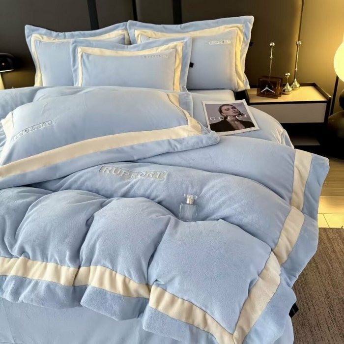 91家纺网 家纺一手货源 找家纺 淳绵家居 2025新款高克重超厚云芙绒轻奢拼色工艺款四件套 云芙绒-天空蓝