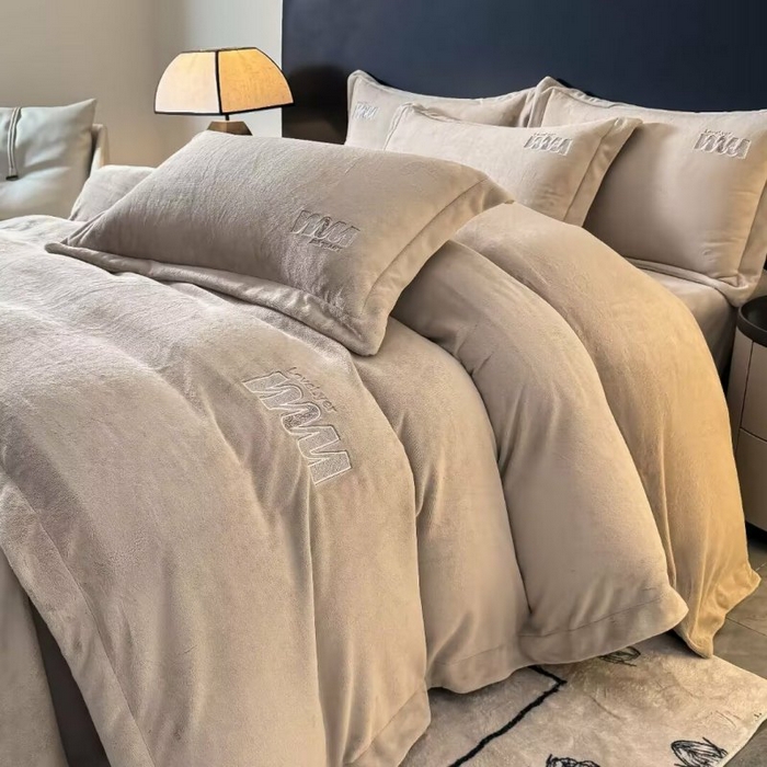 91家纺网 家纺一手货源 找家纺 （总）淳绵家居 2025新款高克重全消光牛奶绒绵羊绒四件套-爱丽丝